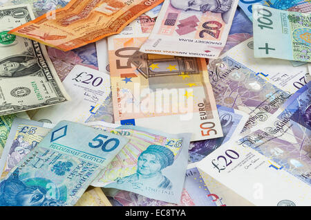 Hintergrund der verschiedenen Währungen Banknoten - Haufen Geld gemacht. Stockfoto