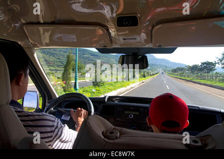 Blick von der Straße aus ein Taxi in der Nähe von Da Lat, Vietnam. Stockfoto