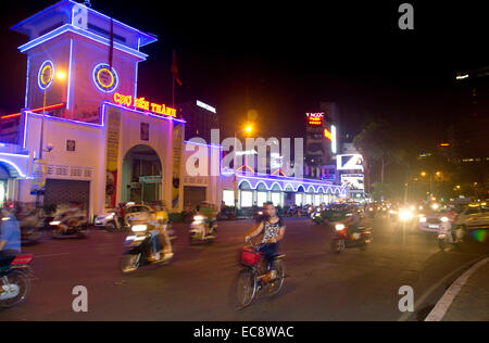 Nachtansicht des Ben Thanh Market in Ho-Chi-Minh-Stadt aus der Bitexco Financial Tower, Vietnam. Stockfoto