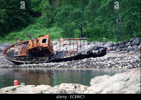 Das Wrack eines verrosteten Fischerbootes sitzt am Ufer in Schottland Stockfoto