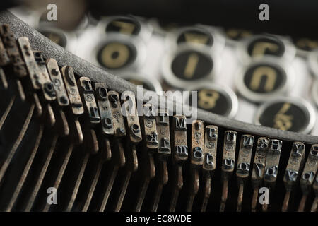 Underwood alte altmodische Vintage retro-Reiseschreibmaschine antiken manuelle Massenkommunikation für Buchstaben blockiert Brief am arm Stockfoto