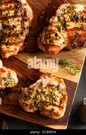 Große gegrillte Kotelett mit Basilikum Zitrone Gewürze Stockfoto