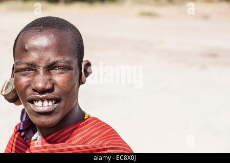 Bild der junge männliche Mitglied des Stammes Maasai mit großen Öffnungen in seine Ohrläppchen tragen übergroße Holz Ohr Stecker. Stockfoto