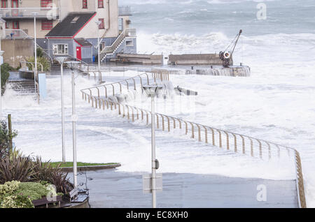 Portrush, Nordirland, Vereinigtes Königreich. 10. Dezember 2014. Wellen decken die Promenade in Nordirland Arcadia Portrush. Die intensiven Gewitter oder Wetter Bombe verursacht wurde durch einen raschen Rückgang der Druck (mehr als 24 Millibar in 24 Stunden). Bildnachweis: Brian Wilkinson/Alamy Live-Nachrichten Stockfoto