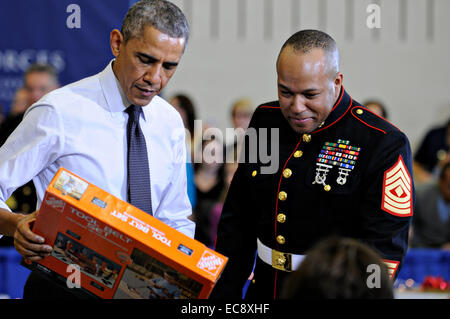 US Präsident Barack Obama hilft Art Spielzeug während des Marine Corps Spielwaren für Tots Kampagne am Joint Base Anacostia-Bolling 10. Dezember 2014 in Washington, DC. Stockfoto