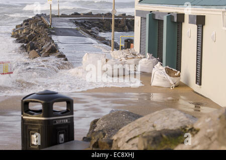 Portrush, Nordirland, Vereinigtes Königreich. 10. Dezember 2014. Babuska Coffee Shop West Strand Portrush Nordirland trotzt den Ansturm des Sturms. Die intensiven Gewitter oder Wetter Bombe verursacht wurde durch einen raschen Rückgang der Druck (mehr als 24 Millibar in 24 Stunden). Bildnachweis: Brian Wilkinson/Alamy Live-Nachrichten Stockfoto