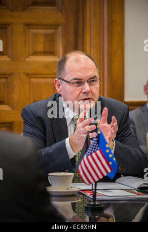 Deutsche Landwirtschaftsministerin Christian Schmidt bei einem Treffen mit US-Landwirtschaftsminister Tom Vilsack United States Department of Agriculture 10. Dezember 2014 in Washington, DC. Stockfoto