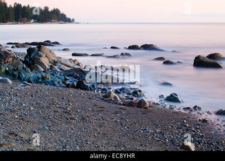 Langzeitbelichtung von Felsen und Seelandschaft in Sechelt, BC, Kanada Stockfoto