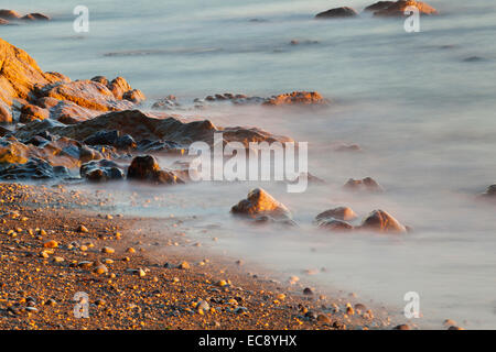 Langzeitbelichtung von Felsen und Seelandschaft in Sechelt, BC, Kanada Stockfoto