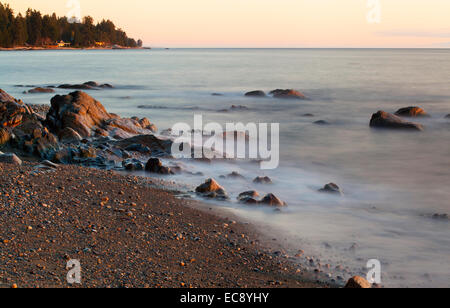 Langzeitbelichtung von Felsen und Seelandschaft in Sechelt, BC, Kanada Stockfoto