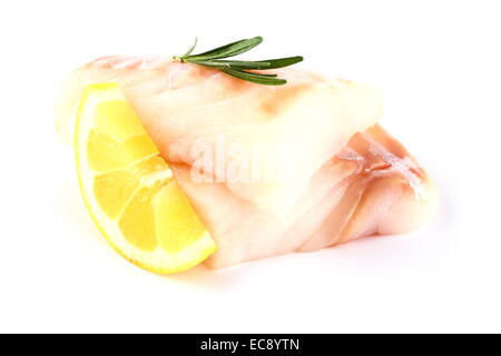 Kabeljau Filet mit Zitrone, Rosmarin auf weiß, isoliert Stockfoto