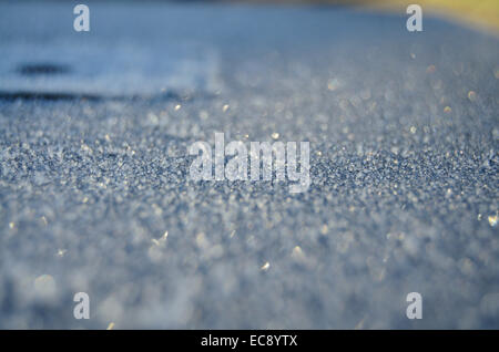 Frost Eiskristalle auf einer flachen Oberfläche - geringe Schärfentiefe Stockfoto