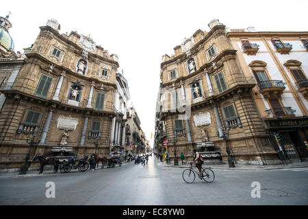 Radfahren durch Quattro Canti / Piazza Vigliena im Zentrum von Palermo. Stockfoto