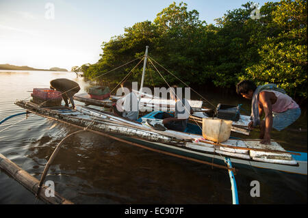 Fischer am frühen Morgen verlassen Stockfoto