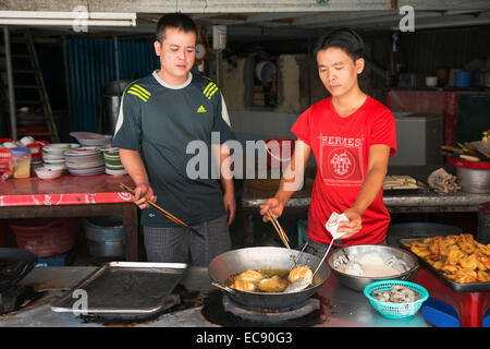 Banh Tom - vietnamesische Garnelen Kuchen am Westsee Hanois. Stockfoto