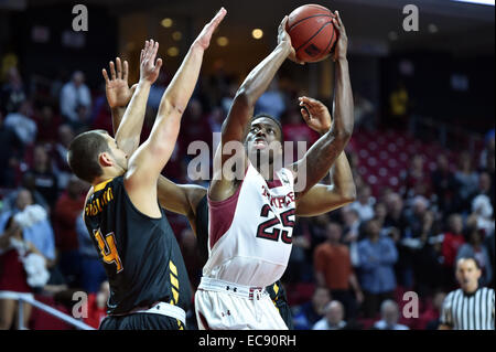 Philadelphia, Pennsylvania, USA. 10. Dezember 2014. Temple Owls bewachen QUENTON DECOSEY (25) Triebe über Towson Tigers Guard spielte vier MCGLYNN (4) in der Basketball-Spiel zwischen dem Tempel Tiger und Tempel Eulen im Liacouras Center in Philadelphia, PA. © Ken Inness/ZUMA Draht/Alamy Live-Nachrichten Stockfoto