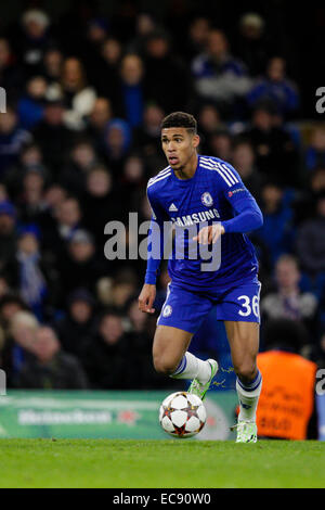 London, UK. 10. Dezember 2014. Champions League Gruppenphase. Chelsea gegen Sporting Lissabon. Chelseas Ruben Loftus-Wange bekommt eine seltene Erscheinung von der Bank Credit: Action Plus Sport/Alamy Live News Stockfoto