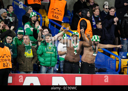 London, UK. 10. Dezember 2014. Champions League Gruppenphase. Chelsea gegen Sporting Lissabon. Sporting Lissabon-fans Credit: Action Plus Sport/Alamy Live News Stockfoto