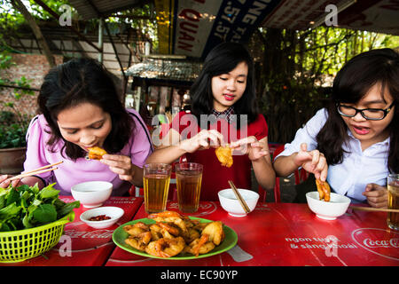 Banh Tom - vietnamesische Garnelen Kuchen am Westsee Hanois. Stockfoto