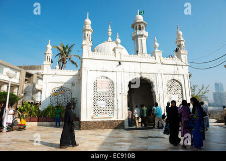 Muslimische Pilger betreten der Haji Ali-Moschee befindet sich auf einer kleinen Insel abseits der Küste Worli in Mumbai. Stockfoto