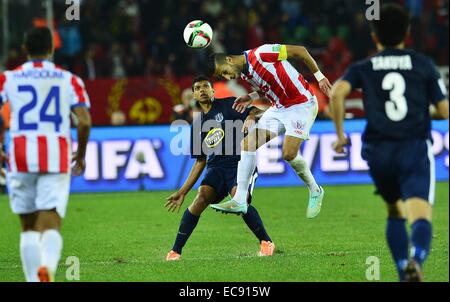 Rabat, Marokko. 11. Dezember 2014. A. Tetouan Captan MOHAMED ABARHOUN (R) leitet den Ball während des Spiels gegen Auckland City 4 - 3 im Elfmeterschießen im Moulay Abdellah Stadium in Rabat. © Marcio Machado/ZUMA Draht/Alamy Live-Nachrichten Stockfoto