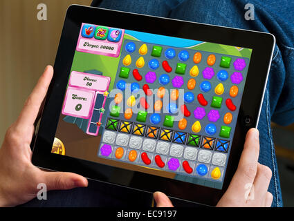 Das beliebte Spiel Candy Crush Saga, gespielt auf einem Apple iPad Stockfoto