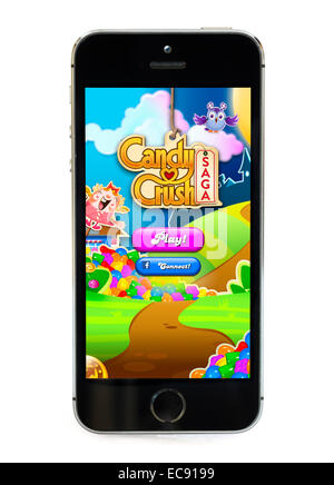 Das beliebte Spiel Candy Crush Saga, gespielt auf einem Apple iPhone 5 s Stockfoto