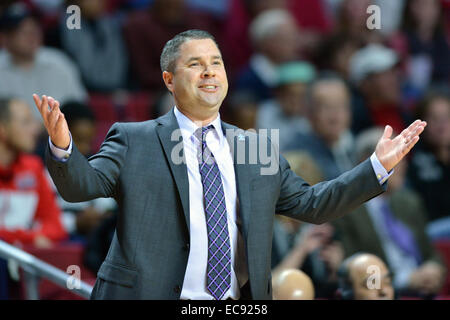 Philadelphia, Pennsylvania, USA. 10. Dezember 2014. Towson Tigers Cheftrainer PAT SKERRY plädiert, gespielt, seinen Fall in der Basketball-Spiel zwischen dem Tempel Tiger und Tempel Eulen im Liacouras Center in Philadelphia, PA. Tempel schlagen Towson 76-64. © Ken Inness/ZUMA Draht/Alamy Live-Nachrichten Stockfoto