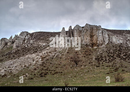 Der Felsvorsprung befindet sich in der Oberkreide Donezk der Constantine-Region in der Nähe des Dorfes Belokuzminovka Stockfoto