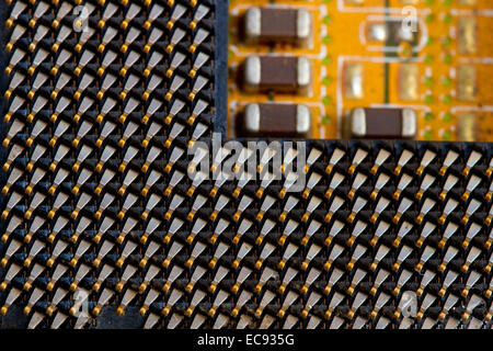 der Prozessor des Computers auf einem weißen Hintergrund ist isoliert gold Farbe mit eine batteriegestützte Stockfoto