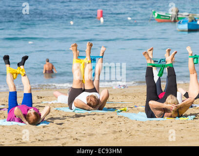 Ältere Frauen zur täglichen Übung am Strand in Spanien Stockfoto