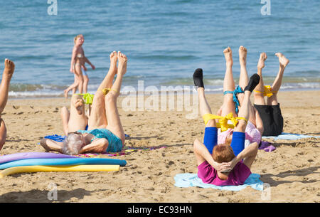 Ältere Frauen zur täglichen Übung am Strand in Spanien Stockfoto