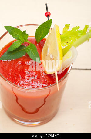 frischer Saft Gazpacho Tomatensuppe auf ein Glas über weiße Holz Tisch Stockfoto