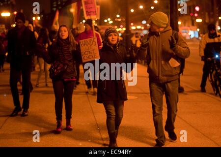 (141211)--CHICAGO, 11 Dez (Xinhua)--Aktivisten halten eine Kundgebung in Chicago am Dez. 10, 2014. Rund 200 Anti-Gewalt-Aktivisten statt eine friedliche Versammlung auf den internationalen Tag der Menschenrechte in Chicago. Einige von ihnen protestierten gegen die Grand Jury-Entscheidungen in den Tod von Michael Brown in Fugerson, Missouri und auch Chokehold Tod von Eric Garner in New York. Andere Aktivisten auch getadelt Engagement der USA im Nahen Osten, protestierte die US-Folter verwendet durch die CIA in einem Dienstag Bericht seit dem 11. September 2001 Terroranschlag offenbart. (Xinhua / He Xianfeng) Stockfoto