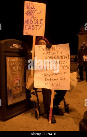 (141211)--CHICAGO, 11 Dez (Xinhua)--ein Aktivist hält Banner zum protest gegen US Army Mission außerhalb wenig in Chicago, 10. Dezember 2014. Rund 200 Anti-Gewalt-Aktivisten statt eine friedliche Versammlung auf den internationalen Tag der Menschenrechte in Chicago. Einige von ihnen protestierten gegen die Grand Jury-Entscheidungen in den Tod von Michael Brown in Fugerson, Missouri und auch Chokehold Tod von Eric Garner in New York. Andere Aktivisten auch getadelt Engagement der USA im Nahen Osten, protestierte die US-Folter verwendet durch die CIA in einem Dienstag Bericht seit dem 11. September 2001 Terroranschlag offenbart. Stockfoto