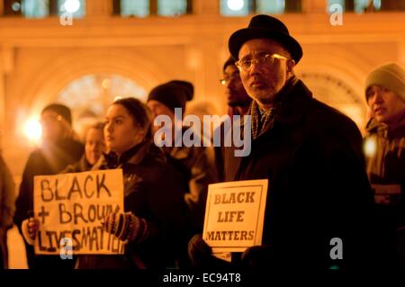 (141211)--CHICAGO, 11 Dez (Xinhua)--Aktivisten halten Banner in eine friedliche Versammlung in Chicago am Dez. 10, 2014. Rund 200 Anti-Gewalt-Aktivisten statt eine friedliche Versammlung auf den internationalen Tag der Menschenrechte in Chicago. Einige von ihnen protestierten gegen die Grand Jury-Entscheidungen in den Tod von Michael Brown in Fugerson, Missouri und auch Chokehold Tod von Eric Garner in New York. Andere Aktivisten auch getadelt Engagement der USA im Nahen Osten, protestierte die US-Folter verwendet durch die CIA in einem Dienstag Bericht seit dem 11. September 2001 Terroranschlag offenbart. (Xinhua / He Xianfeng) Stockfoto