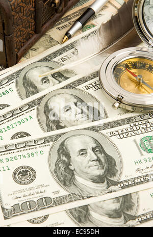 gold Kugelschreiber, Federn und Kompass auf US-Dollar Stockfoto