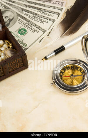 gold Kugelschreiber, Federn und Dollar auf Tisch Stockfoto