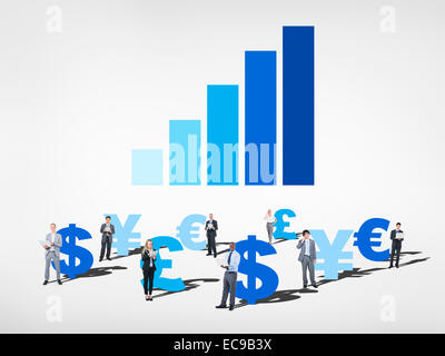 Geschäftsleute aus Weltwährung und Balkendiagramm oben Stockfoto