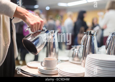 Kaffeepause bei Geschäftstreffen Stockfoto