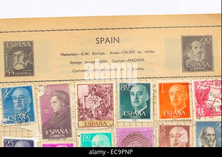 Eine alte vollständig illustrierte Briefmarken-Album mit Briefmarken aus Spanien Stockfoto