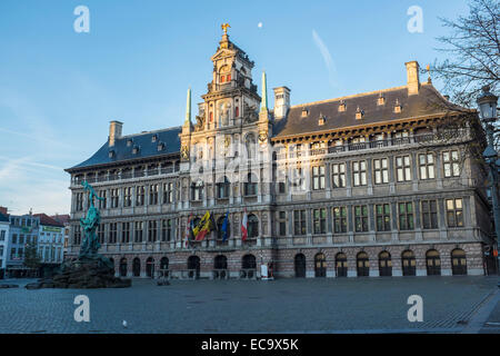 Das Rathaus von Antwerpen, Belgien, steht auf der Westseite des Antwerpener Grote Markt. Zwischen 1561 und 1565 errichtet Stockfoto