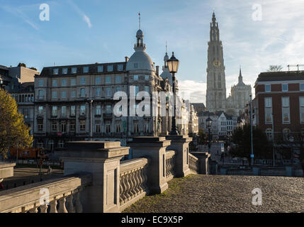 Kathedrale unserer lieben Frau in Antwerpen in der Morgendämmerung von Grote Markt genommen Stockfoto