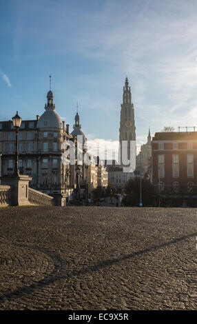 Kathedrale unserer lieben Frau in Antwerpen in der Morgendämmerung von Grote Markt genommen Stockfoto