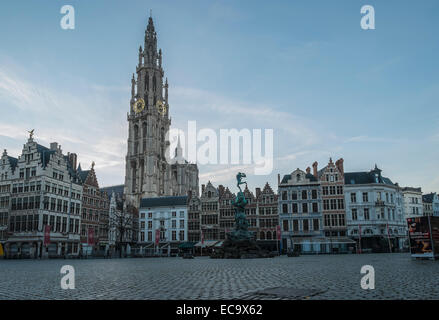 Kathedrale unserer lieben Frau in Antwerpen in der Morgendämmerung von Grote Markt genommen Stockfoto