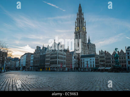 Kathedrale unserer lieben Frau in Antwerpen in der Morgendämmerung von Grote Markt genommen Stockfoto