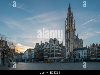 Kathedrale unserer lieben Frau in Antwerpen in der Morgendämmerung von Grote Markt genommen Stockfoto