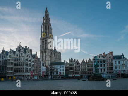 Kathedrale unserer lieben Frau in Antwerpen in der Morgendämmerung von Grote Markt genommen Stockfoto