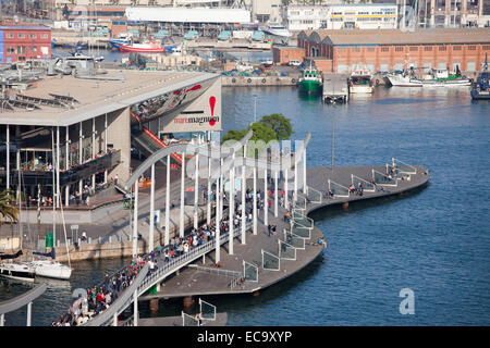 Einkaufszentrum Maremagnum und Rambla de Mar Gehweg in Port Vell, Barcelona, Katalonien, Spanien. Stockfoto