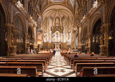 Innenraum der Basilika des Klosters Montserrat in Katalonien, Spanien. Stockfoto